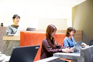 入社後の3か月間は専任の講師が研修を担当するので分からないこともすぐ聞ける環境です。 研修終了後は、先輩と一緒に案件に入っていくので安心です。 　⇒社員同士の交流も活発で、相談できる先輩・仲間がたくさんいます！