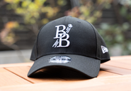 会社ロゴの帽子やTシャツを制作。チームの一体感を大事にしています。