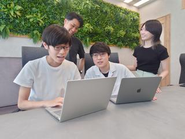 エンジニア全員が技術を学ぶことにも、教えることにも積極的なので定期的に社内で勉強会やコードレビューの場を設けています。また業務中であっても、行き詰まった際にはお互いに遠慮しあわずわからないことは聞きあえるフレンドリー関係があります。