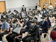 第３６回日本外傷学会総会・学術集会にて、VRゴーグル100台同時接続の大規模医療VRセミナーを実施しました。本VRセミナーでは、ドクターカー内での外傷処置、転落による重傷患者の転院などのVRコンテンツを受講者に体験・学習いただき、受講者は外科学会「外科専門医」認定のための単位を取得することができます。