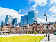 東京駅丸の内駅前広場にニホン・ドレン製「ミツバ・ドレン」が採用されました。「地中に埋まっているため、皆さんが目にする機会はほとんどありませんが、縁の下の力持ちとして、ミツバ・ドレンが様々な場所で活躍しています。