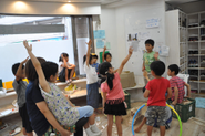 こどもたちが開く「あそびーむ会議」。今日の議題は、どんな形の"かき氷機”を買うか？１．２年生は手動が使いたいのは手動、３、４年生のおすすめは電動。