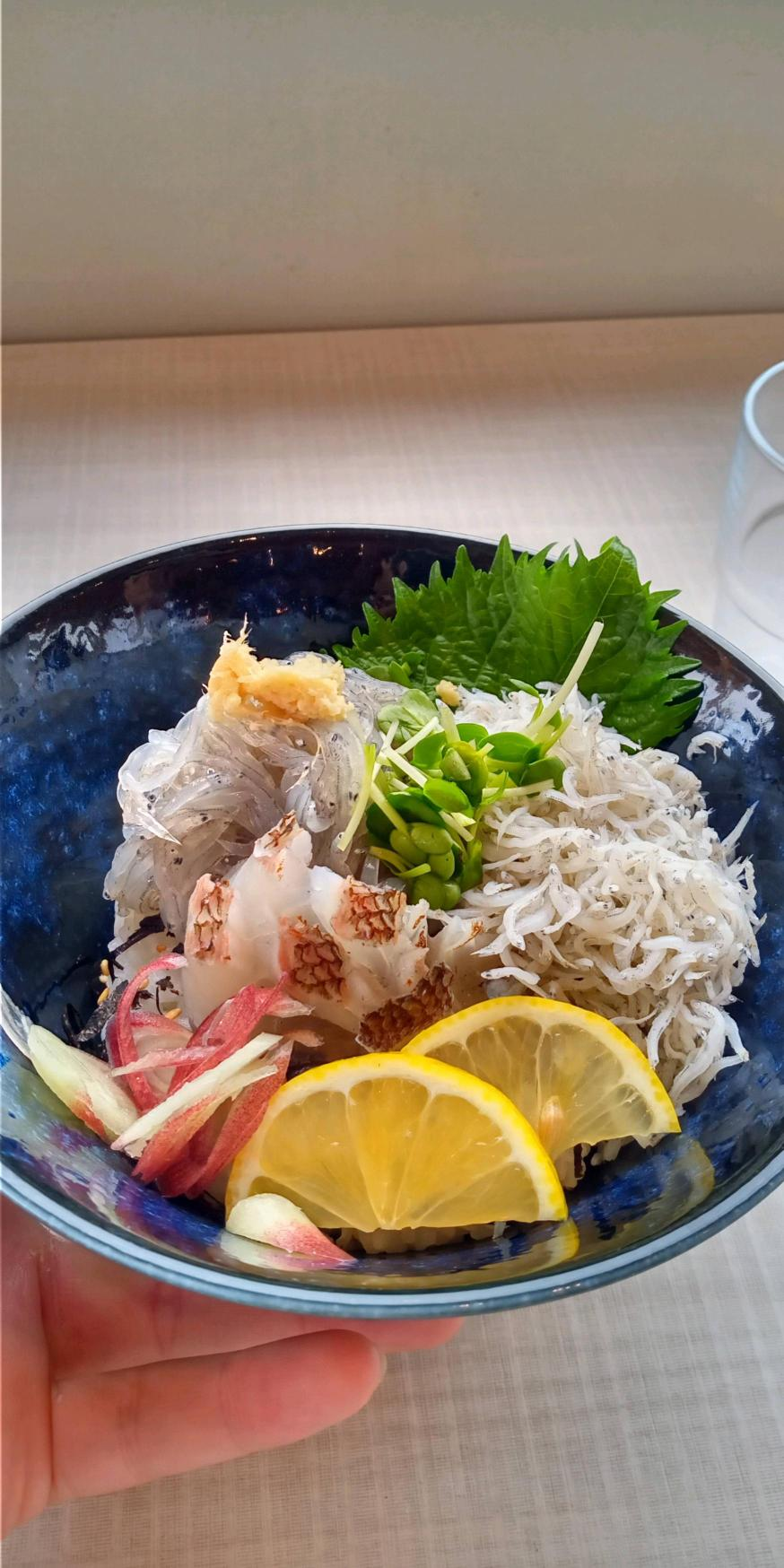 淡路島の鮮魚丼うま。