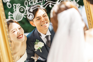 今まで同じ結婚式を見たことがありません。時にはウマやアヒルなど動物を呼んだり、スタッフがキャラクターに化けたり…お二人を理想の世界へとお連れします