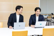 定期的な1on1含め、先輩社員のフォローあり。業界未経験でもやる気次第で、どんどんスキルアップ・昇進。