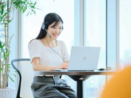 ユーザーのヘルプにしっかりと向き合うカスタマーサクセスのメンバー。レガシー業界のIT化には、ユーザー一人ひとりに向き合っていく姿勢が必要です。