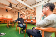 チームとして意見を交換しながら業務に取り組む