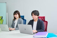 社員一人ひとりの成長を全力でサポートし、「圧倒的な成長」を実感できる環境を提供。ここで培った経験が、次世代の起業家やリーダーの輩出にもつながっています。