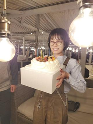 誕生日のスタッフにケーキを渡すことも☆