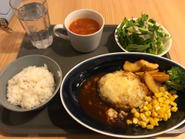 併設したカフェで提供されている、日替わりのYOLOランチが社割でお得に♪