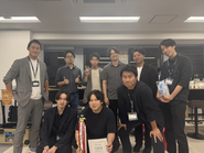 当社では、毎月、営業成績トップの社員にMVP賞を授与しています。受賞者はもちろん、チーム全体で喜びを分かち合い、さらなるモチベーション向上へと繋げています。頑張りもしっかり評価し、称え合う、そんな社風です。