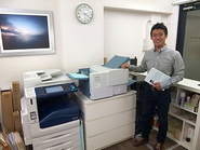 レーザープリンタや折加工機を使ってオンデマンドの商品を制作することもあります。