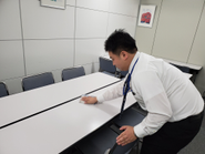 毎朝、全員で環境整備を実施。デスクだけでなく、エントランスや会議室・植木の水遣りや会社の隅々まで環境の整備をしています。モノを磨き上げると共に、心を磨きます。