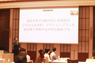 年2回の社員総会の様子