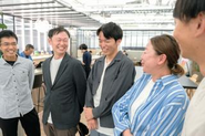 日々コミュニケーションを大切にしながら、社員も笑顔で！社内がシーンとしていることはあまりないです(笑)