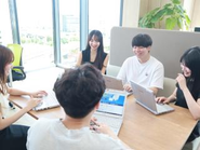 オフィスはフリーアドレス！好きなエリアで仕事が可能です。