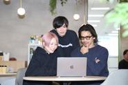 働きやすさは生産性の向上だけでなく、仕事の質や精度にも好影響をおよぼす重要なファクター。こういった自社での学びや経験を顧客に提供もしています。