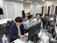 社員とインターン生が議論しながら開発している風景