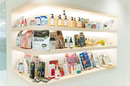武内製薬のオフィスに展示されている自社製品の数々。