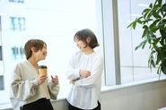 ITソリューション部はソフトウェアやシステムの開発においてエンジニアの技術力を提供する事業を手掛けています。特徴は一人ひとりの成長に重きを置いた『エンジニアラボ』の運営。エンジニアが自らの知的好奇心を満たすために、自発的にシステムの開発や新技術の習得、最先端分野の研究などを行なっています。
