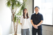 業務委託から関り、25年7月にアトモニとして初めての社員になってくれた坂口さん。福岡在住ですので、福岡にもコワーキングスペースを設けました！人事総務で経験を積み、現在はクリエイターとして、資料制作・WEBやLP制作ができる方です！