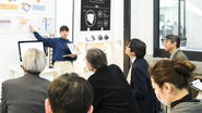 一方、専門学校の産学連携授業では、企業等を通じて様々な業界の企業文化やマーケティングを学ぶことができます。