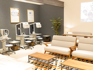 「半医半商」といわれるメガネ業界ですから取り扱うメガネはあくまで「視力矯正器具」。お客様へ快適な視界を提供するために、確かな知識技術を身につけていきます。その努力は惜しむことはありません。