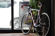 レース用のロードバイクで通勤するメンバーも。それぞれスポーツや写真などの趣味を楽しみながら、仕事とプライベートを充実させています。
