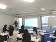 2022年春の社内研修の様子です。クイズを取り入れた事業説明は、各部署の事業理解を深める機会になりました♪クイズやゲームを取り入れ楽しんで学ぶ研修はGCならではの研修スタイルになっています！