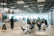 ヤプリは260名を超えるメンバーでプラットフォーム事業を運営しています。ビジネスサイドとエンジニアサイド分け隔てなく1フロアで密に情報連携を行い、プロダクト開発に取り組んでいます。
