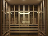 軽井沢の別荘の圧倒的なクオリティのウォークインクローゼット。この木製の框扉はArnoでしかできない構造