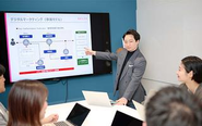 社会全体の構造課題を事業を通して解決するため、部署を超えてミーティングを行います。