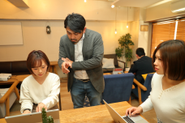 仕事風景1-みんな気兼ねなく話かけます！