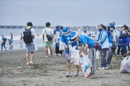 片瀬東浜海岸でのゴミ拾いボランティアの様子