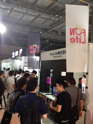 展示会の様子、必死。笑