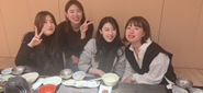 女子会。みんなよく食べ、よく飲みます。