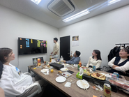 先日11月に食事をしながら社内MTGをした風景