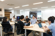 投資先の起業家とREAPRA Venturesスタッフが同じ空間で知を共有しています。