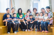 事業所内保育施設を利用するスタッフとお子様です。