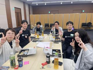 ベテランの先輩や仲間とのこまめで密なコミュニケーションは現状打開の何よりのヒント。気軽にフィードバックを言い合いながらお互いを高めあっています