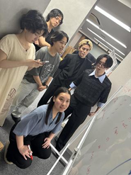 チーム全体でミーティングの様子。何かに夢中になれる人は、仕事にも全力で取り組めます！