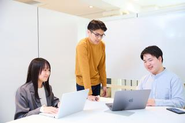 社内風景：会議室でのミーティング