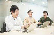 エンジニアとCOOのミーティング。経営と開発の距離が近いのが特徴