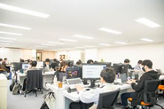 「集中できる環境」と「いつでも相談できる風通しの良さ」が共存する作業環境。