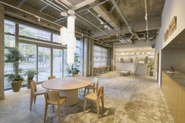 本社入口には、一般のお客様も利用できるCafeをオープン