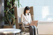 コワーキング利用のイメージ。カフェで仕事も、アイデア出しも。