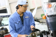車両整備・販売会社のカーライフサービス多摩車両。真剣な眼差しと作業服がとてもかっこいいです。そんなかっこいい方たちを支えているのが私たちつばさホールディングスです。