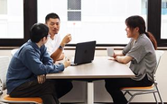 エンジニアとして経験を重ねた代表は、売上至上主義な経営によるエンジニアのモチベーション低下や、優秀なメンバーの早期離脱を目の当たりにしました。もっと経営層とエンジニアが対等で、全員が仕事を楽しめる環境をつくりたいと考え2011年に「エンジニアファースト」を掲げたアドカンが誕生しました。