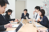 社長もメンバーもみんな同じデスクで仕事をしています。フラットでアットホームな組織です