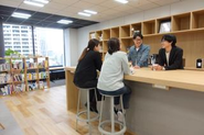 集中するときはしっかり集中して、雑談も交えてリフレッシュ。 働きやすさは、成長のしやすさにもつながっています。
